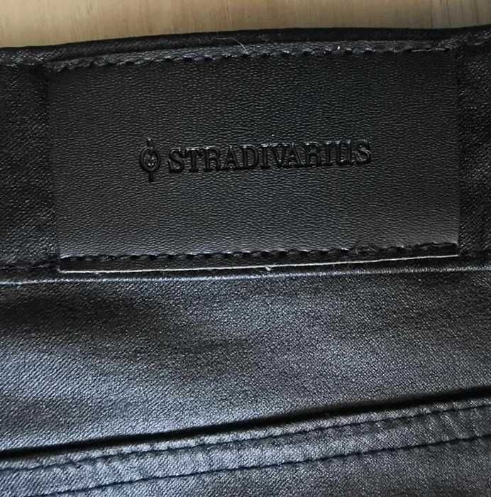 Nowe czarne woskowane spodnie Stradivarius