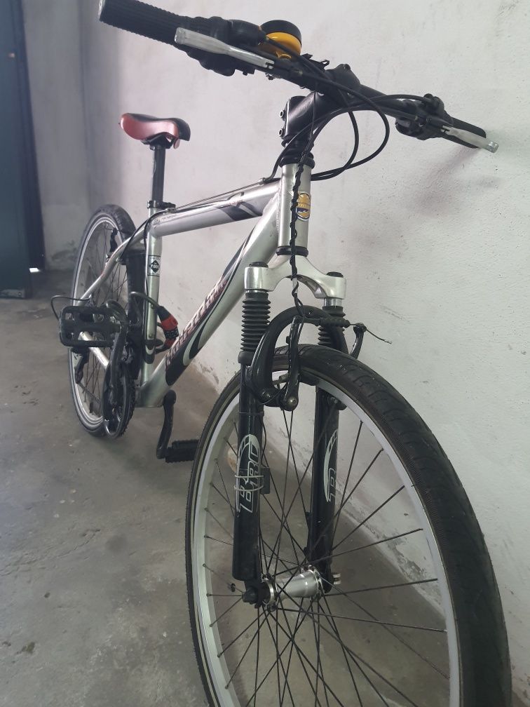 Bicicletas antigas novas