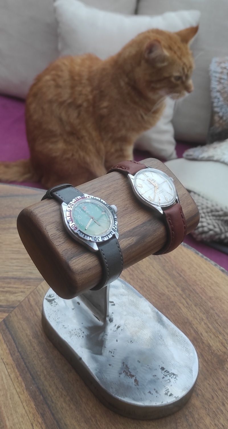 Stojak na zegarki orzech włoski LOFT