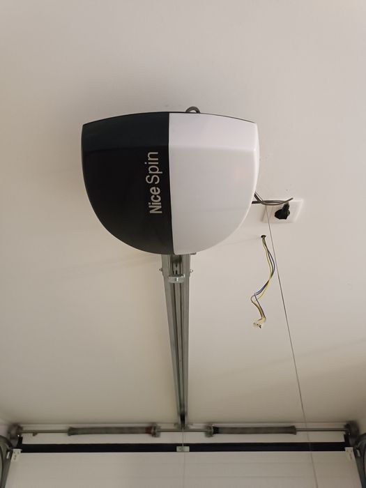 Portão garagem seccionado com motor