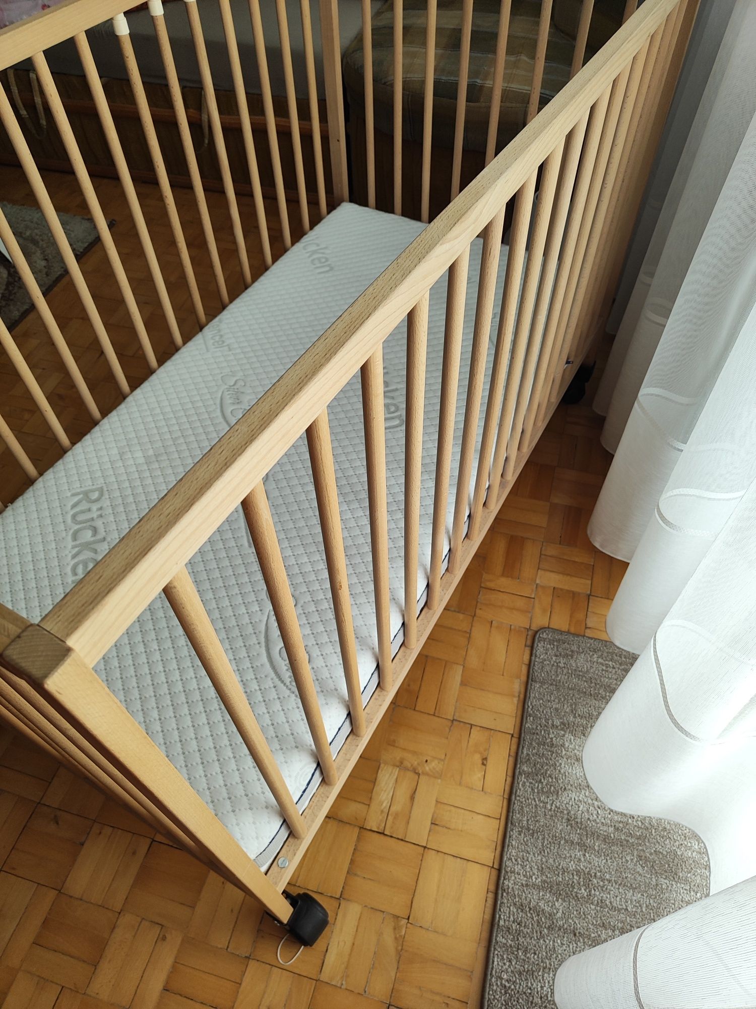 Łóżeczko drewniane na kółkach Ikea