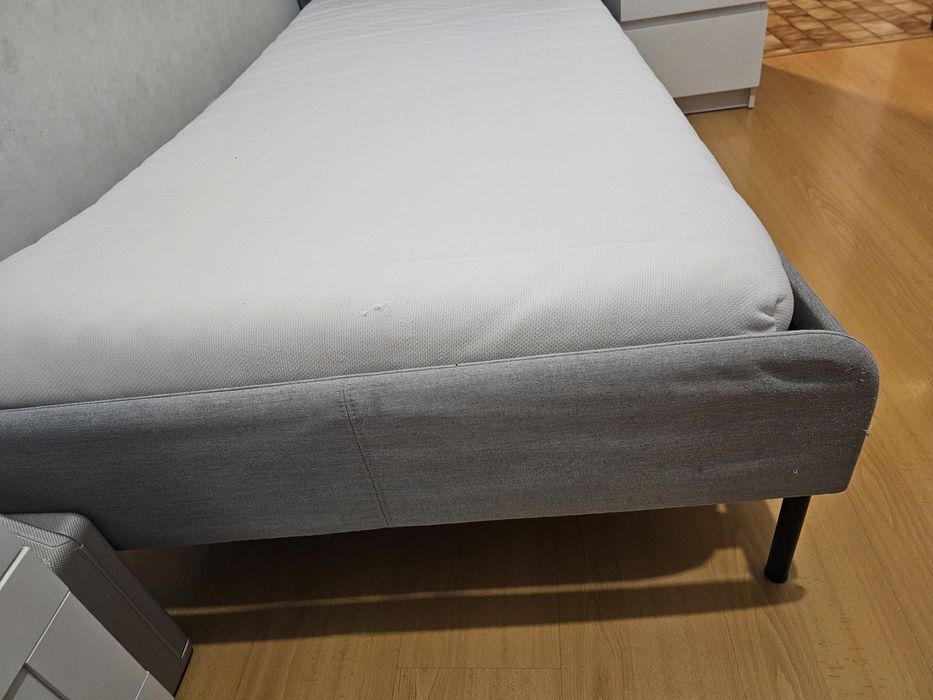 Cama  com colchao e estrado como novo