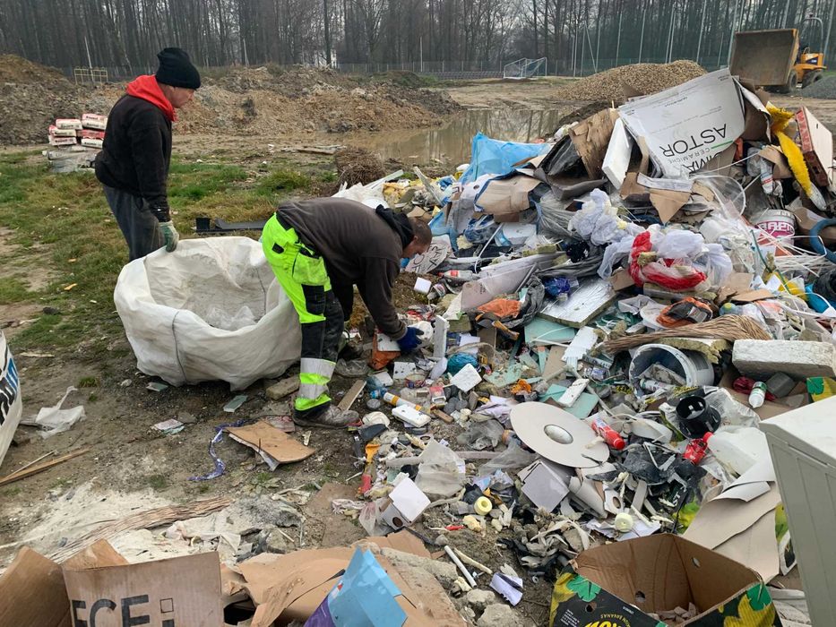 Transport Wywóz odpadów gruzu  skuwanieSprzątanie Piwnic Strychów expr