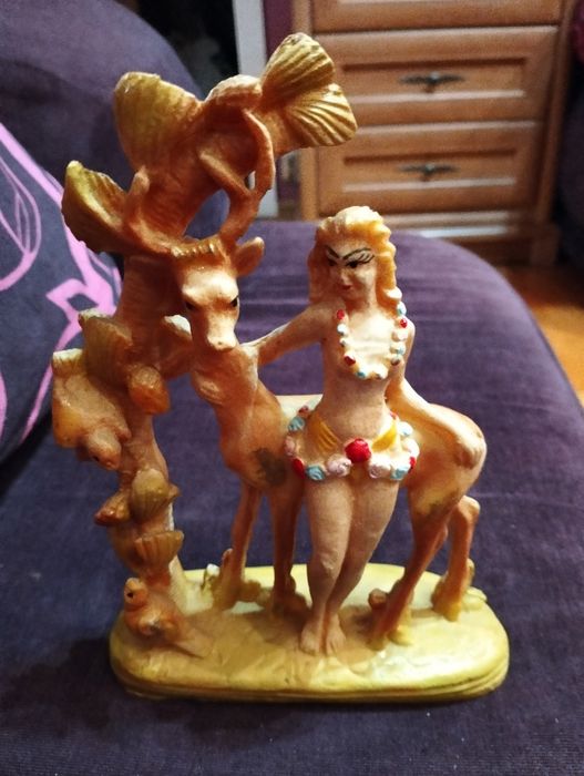 Figurka kobiety z jeleniem.