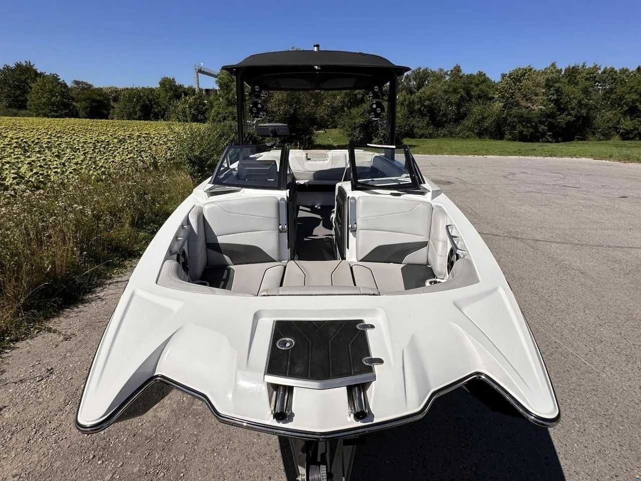 Malibu 22MXZ 2018 boat for wakeboarding and wakesurfing