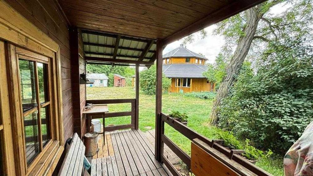 Drewniany domek na skraju lasu koło Kazimierz Dolny Janowiec nad Wisłą