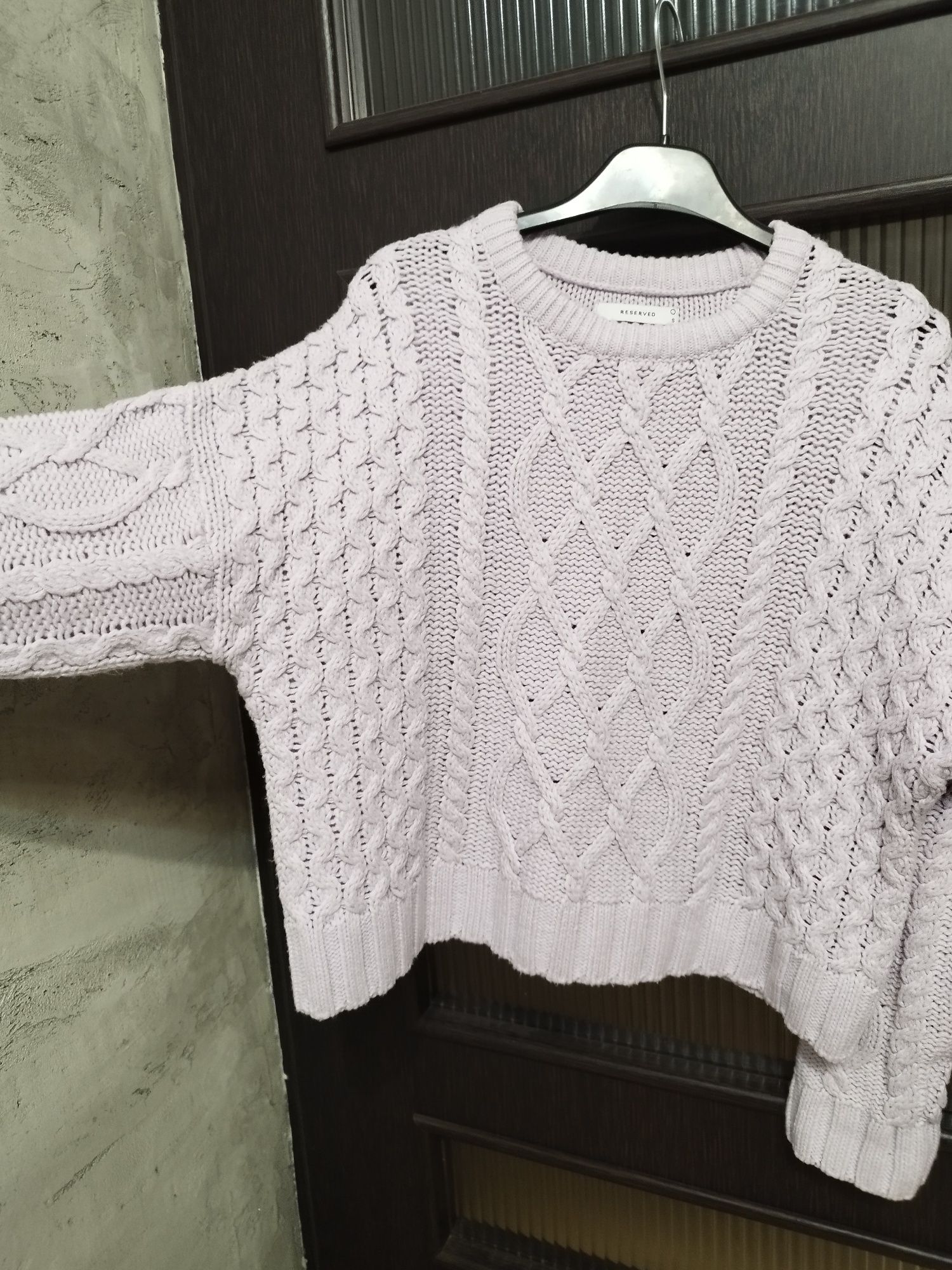 Sweter o warkoczowym splocie w kolorze lawendowym