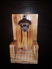 Drewniany otwieracz ścienny do butelek z koszyczkiem Na ściane Opalany