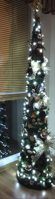 Choinka slim wąska ustrojona z ozdobami