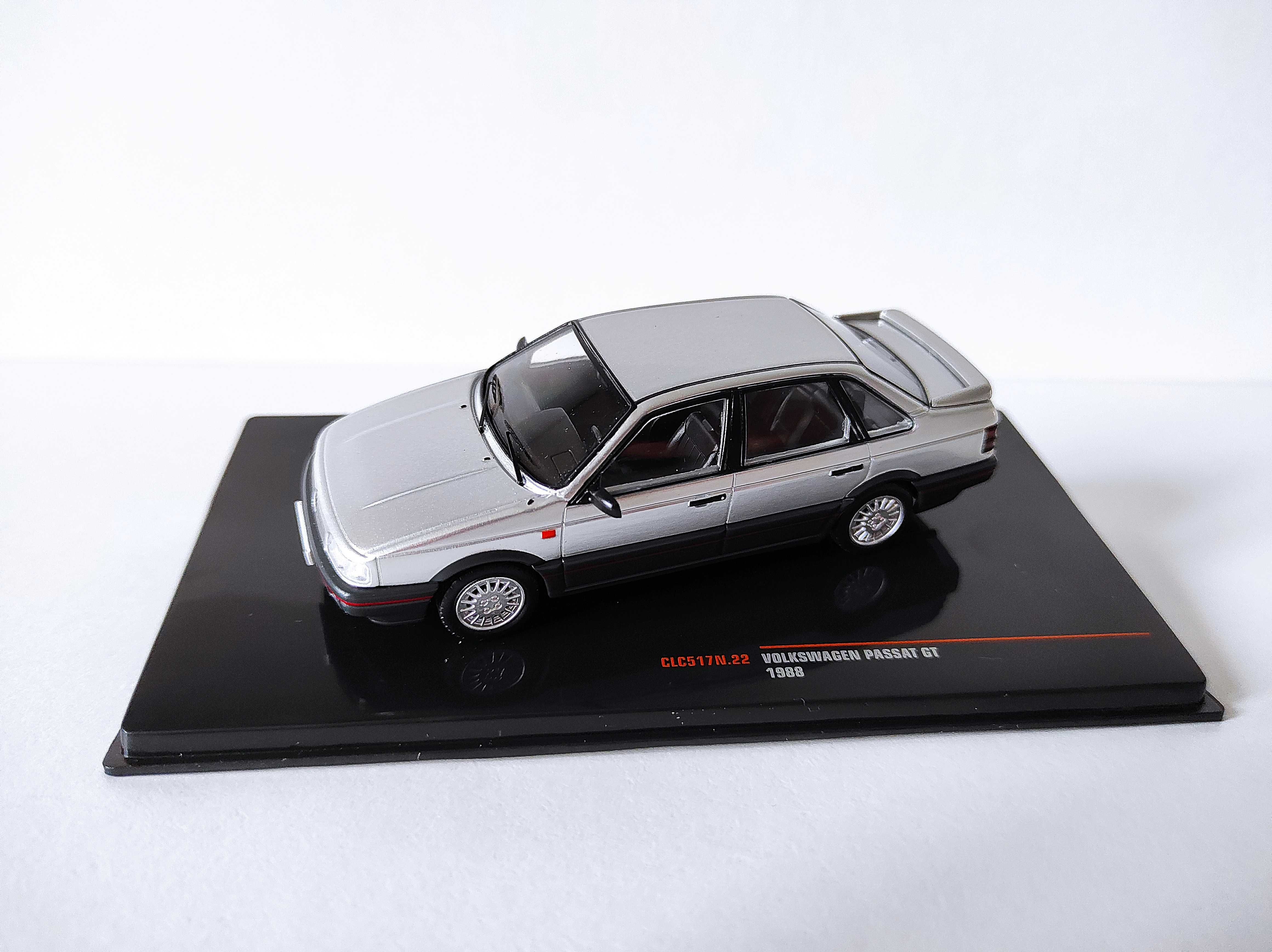 Volkswagen PASSAT GT B3 (1988r-1993) srebrny VW 1:43 IXO