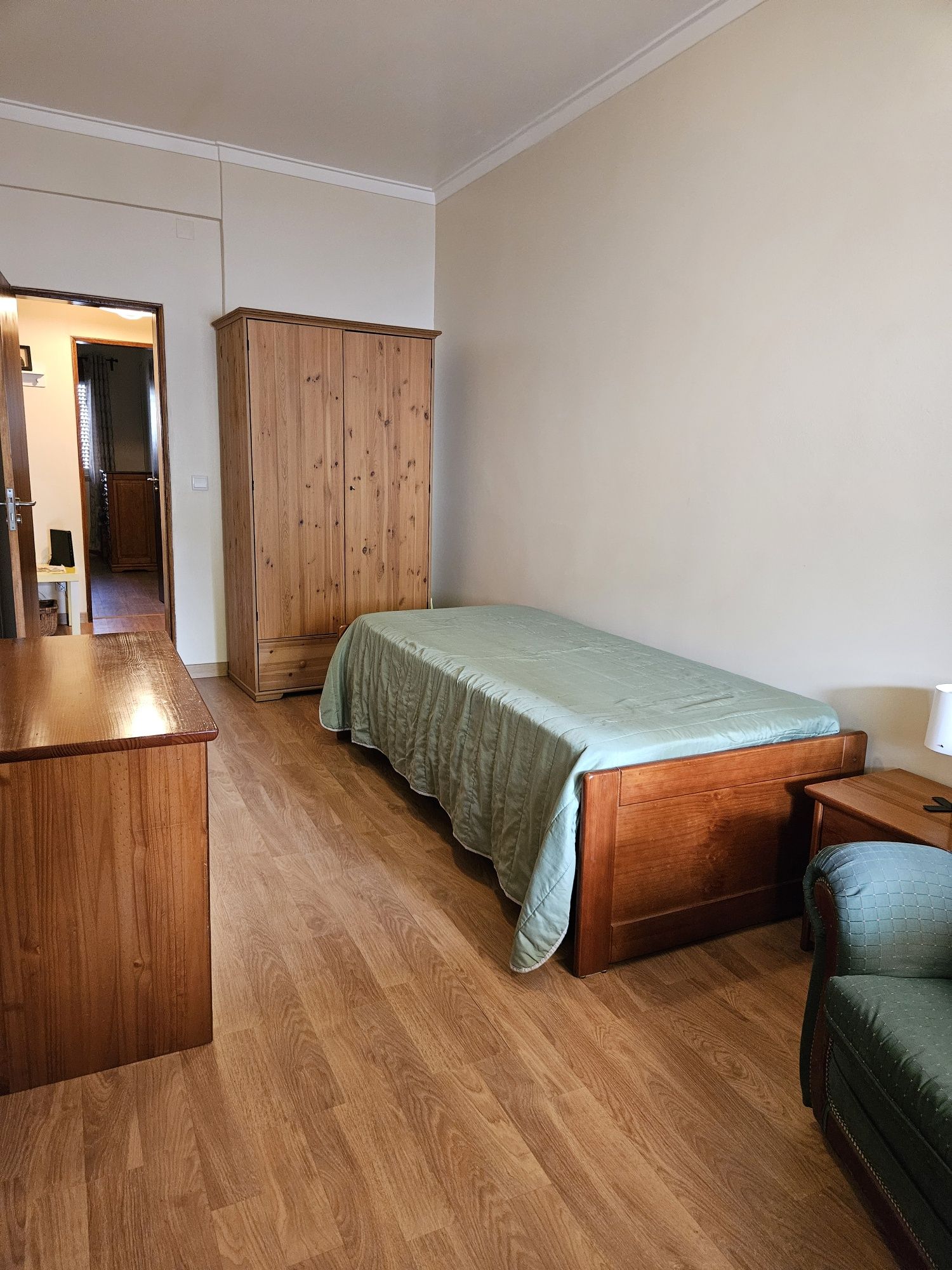 Quarto para Jovem Trabalhadora em Famões, Odivelas (Lisboa)