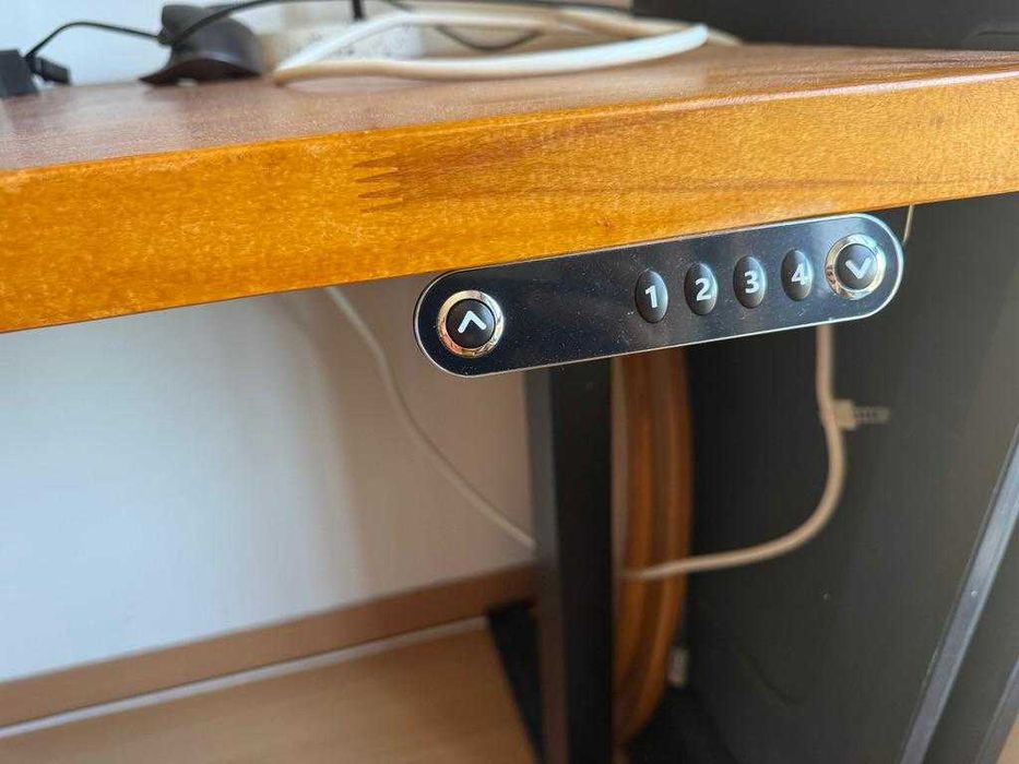 mesa com mecanismo de elevação e tampo de madeira