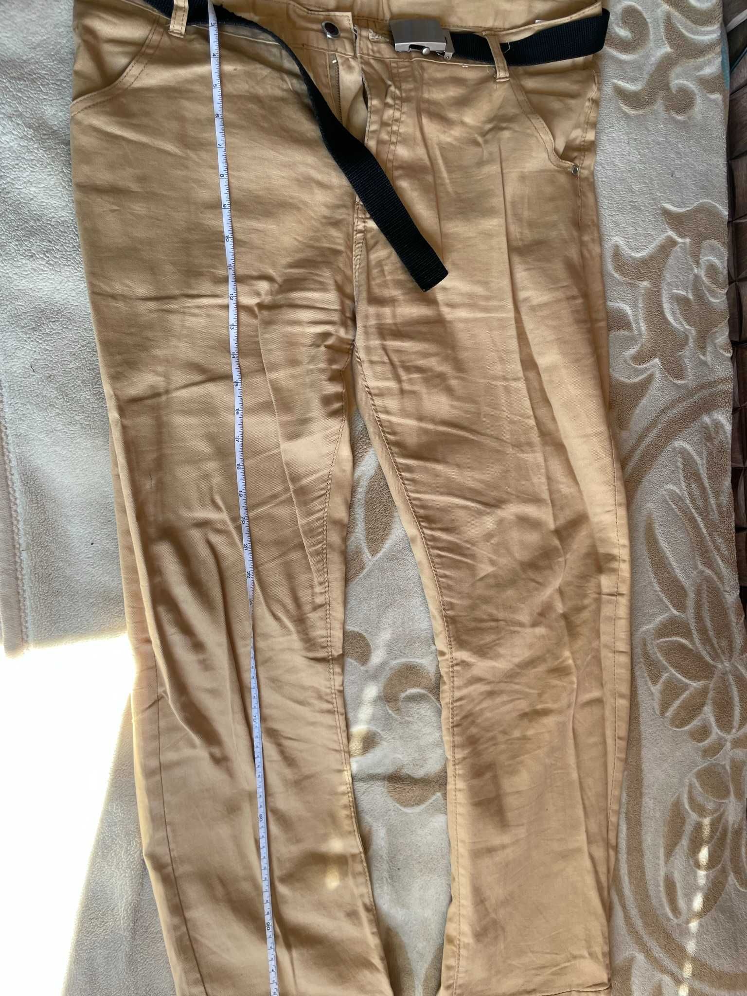 Jasnobrązowe spodnie z paskiem