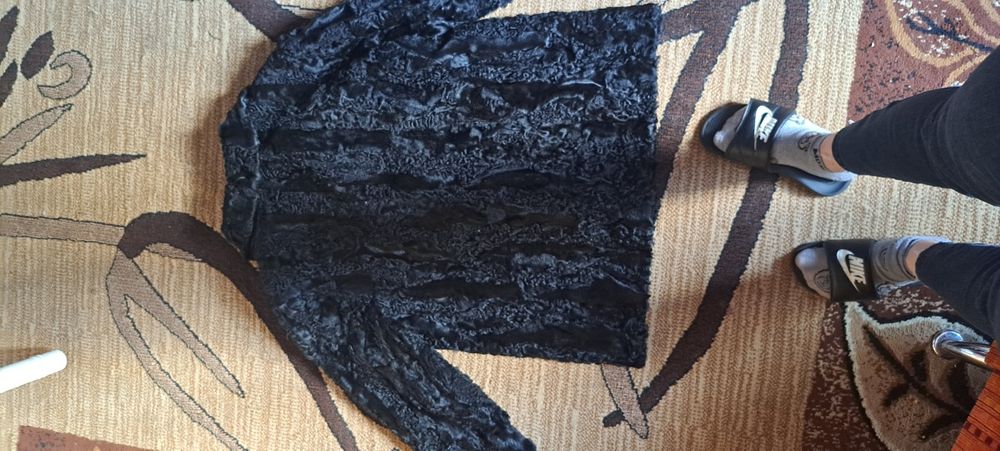 Krótkie naturalne czarne futro z karakuł