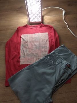 Conjunto calça cinza + Swhet vermelha London.