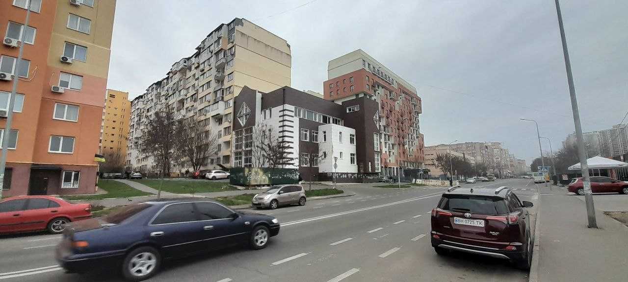 Продаж 3-х поверхової будівлі на вулиці Академіка Сахарова