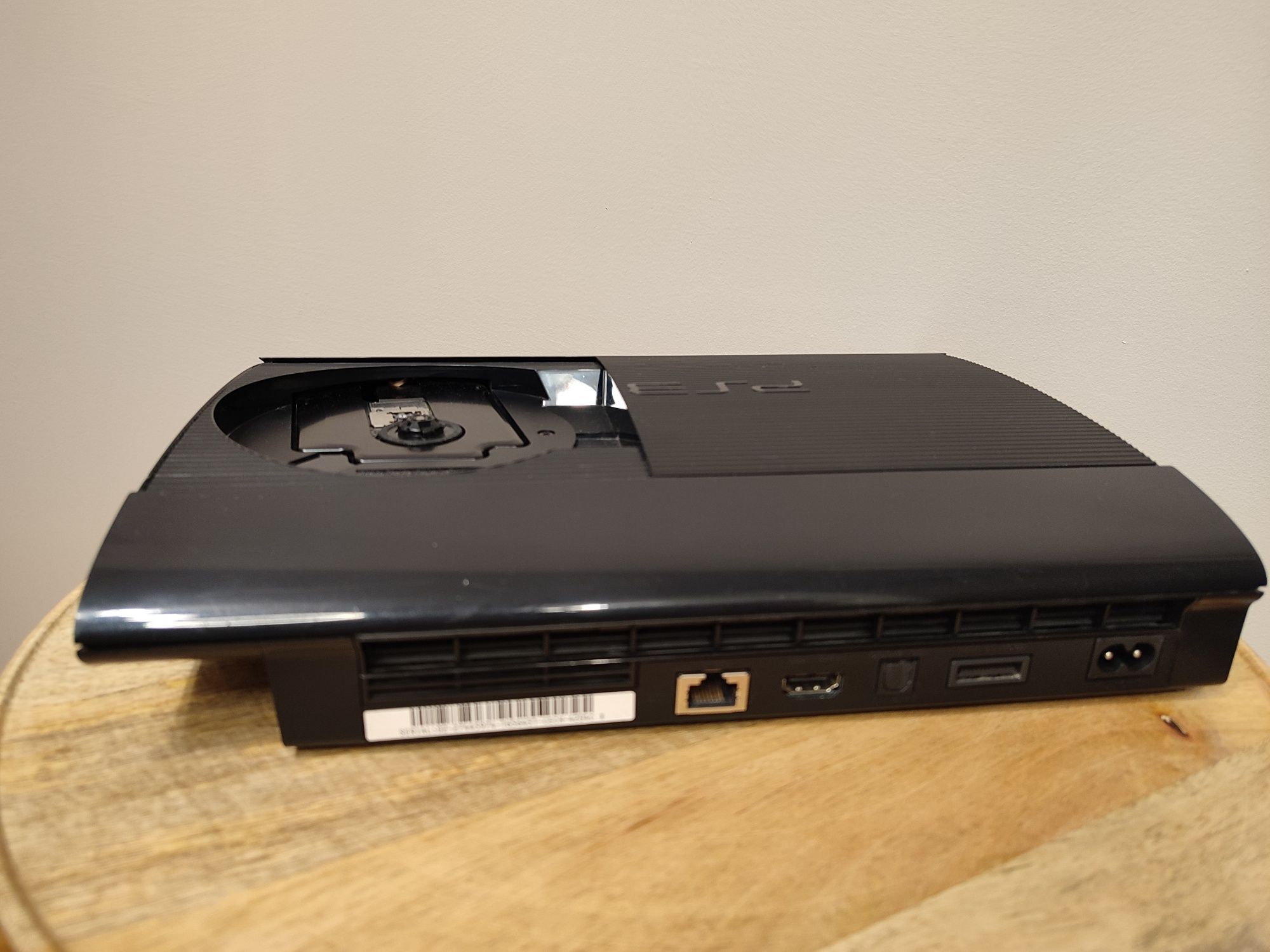 Konsola PlayStation 3 Super Slim pełne okablowanie, pad  i gra