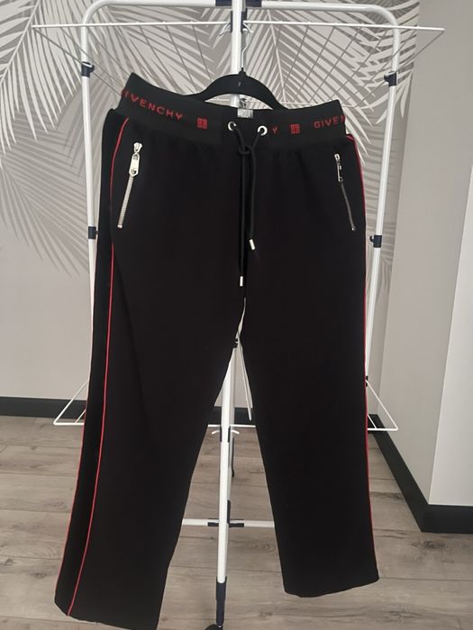 Продам  дуже гарний жіночий спортивний костюм