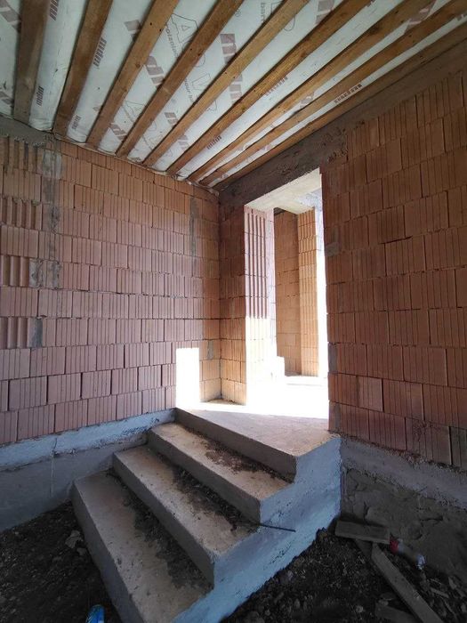 Теплий будинок нової будівлі з гаражем.