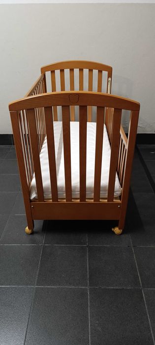 Berço/cama de bebé com grades da Prénatal. Oferta de colchão