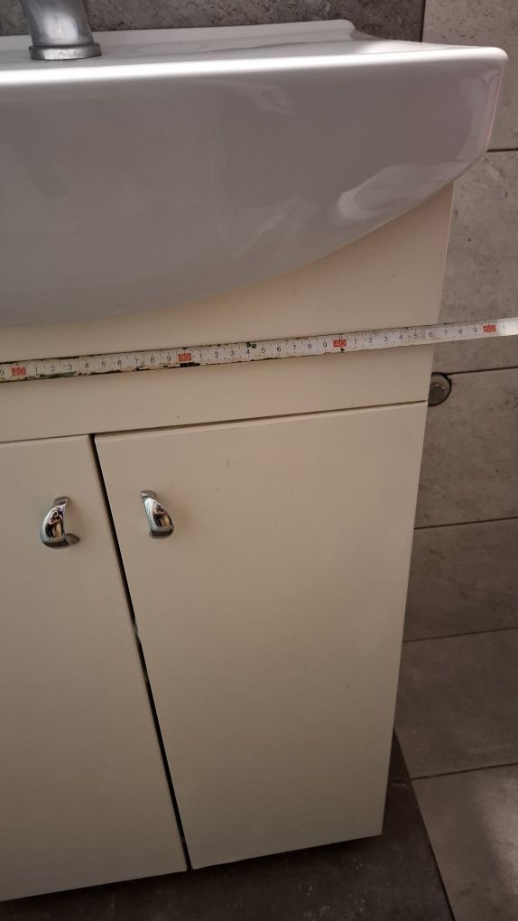 Szafka z umywalką i baterią
