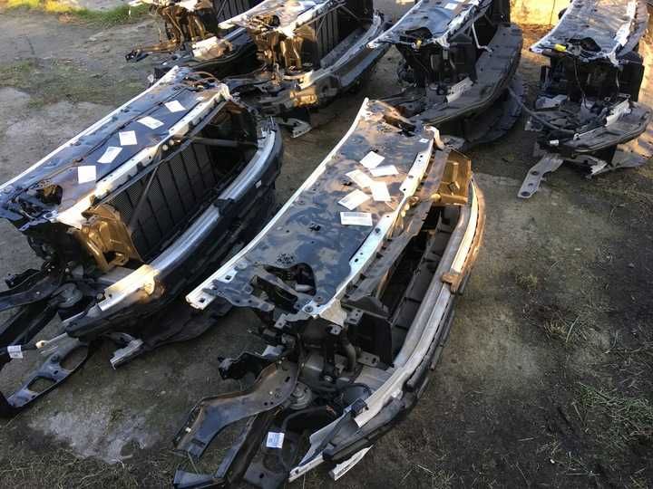 BMW 8 G16  Передня панель, телевізор