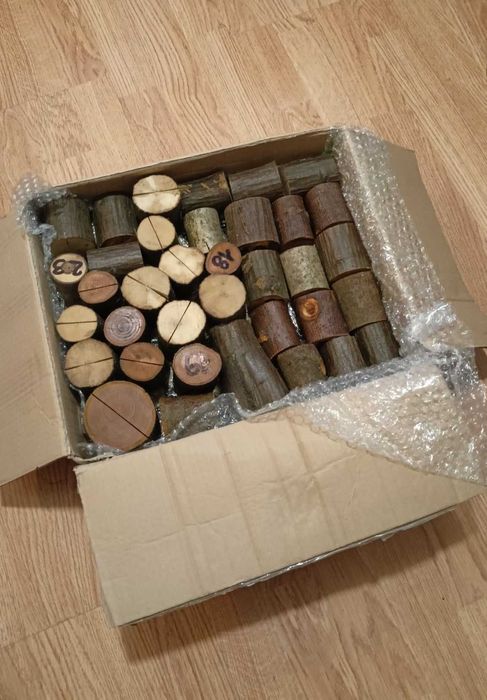 Drewniane podstawki pod winietki na wesele