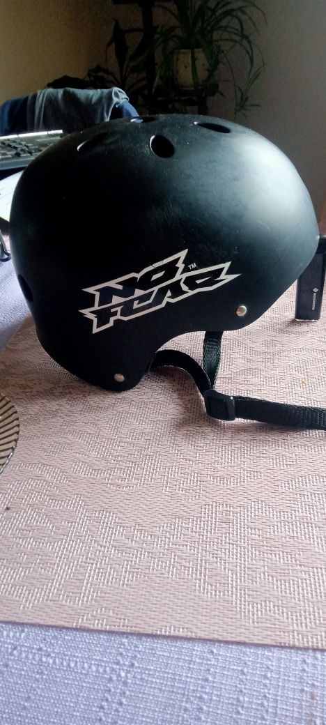 Kask rowerowy w dobrym stanie.