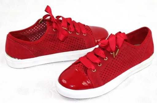 STRADIVARIUS Czerwone skórzane trampki z dziurkowaniem