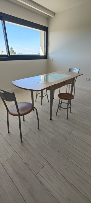 Vendo mesa com cadeiras e bancos
