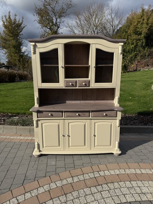 Odnowiony kredens , jasny beż