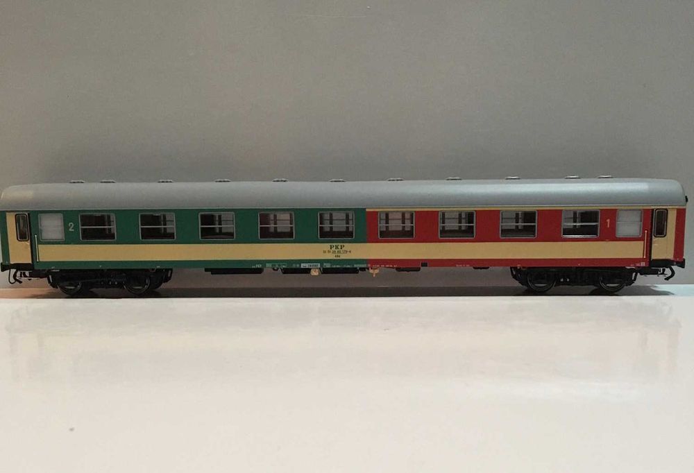 Wagon osobowy 1/2 kl. Robo 233331 PKP H0 z oświetleniem