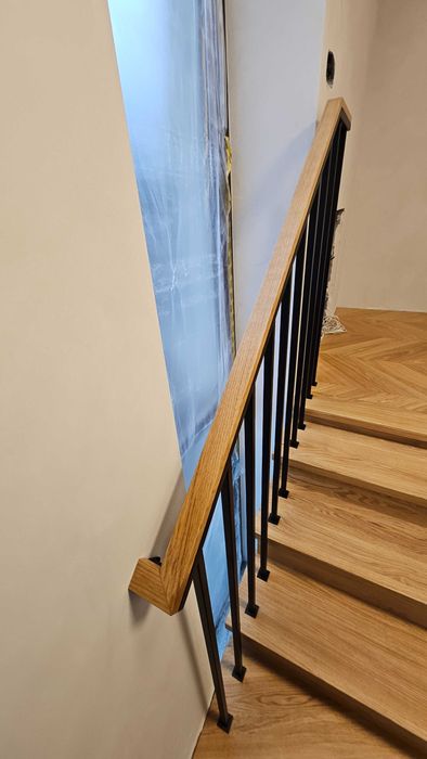 Balustrada wewnętrzna stalowa z drewnianym wykończeniem