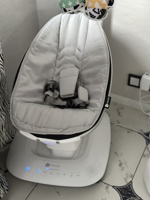 Заколисуючий дитячий центр 4moms Mamaroo5.0