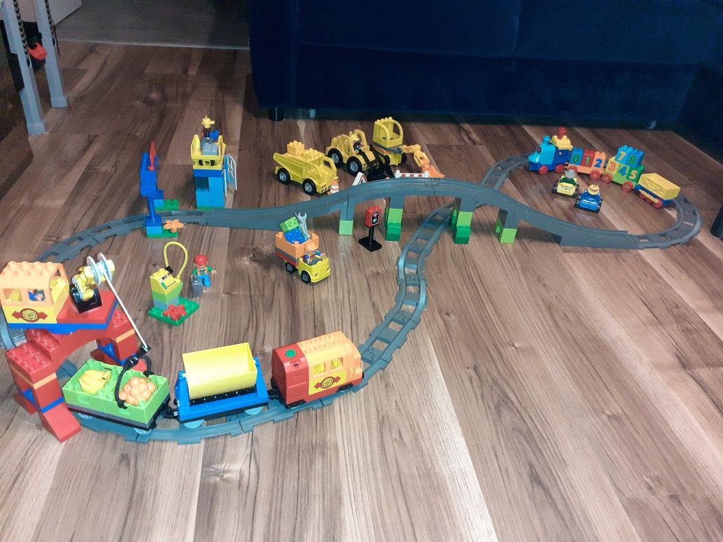 Pociąg elektryczny Lego Duplo 10508, plac budowy, pociąg z cyferkami