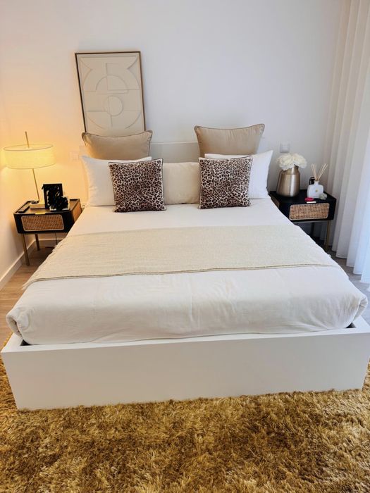 Cama 160x200 - Como nova - com estrado