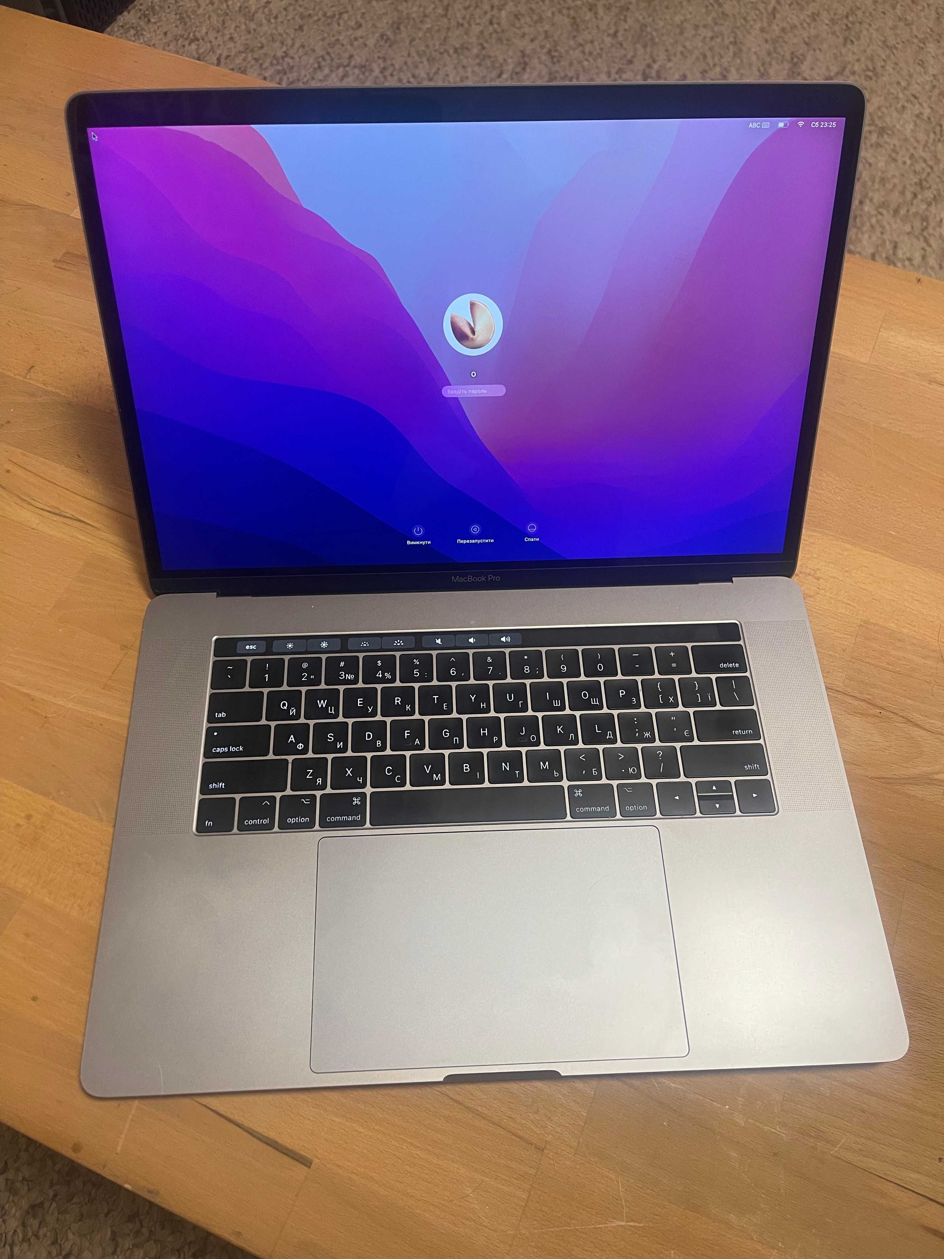 MacBook Pro 15-inch, A1707, 256SDD, 16GB Ram apple mac