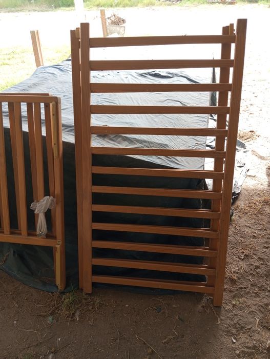 Cama de bebê simples com tudo
