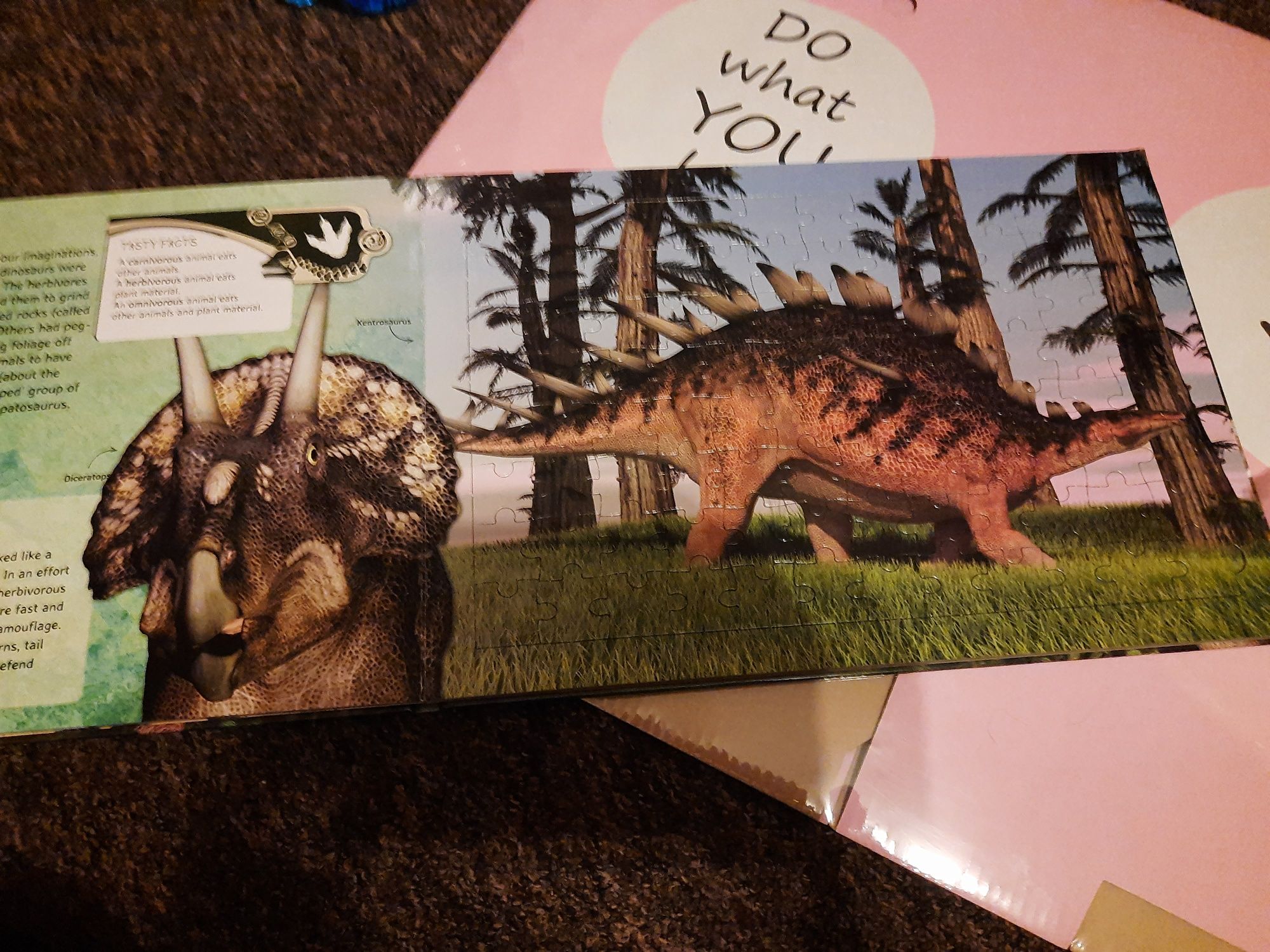 Książka z puzzlami dinozaury