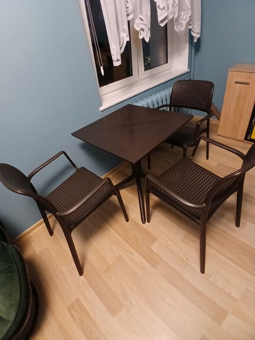 Sprzedam zestaw mebli ogrodowych - stolik plus 4 krzesła firmy Nardi