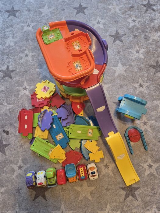 Wieża parkingowa Tut Tut, 7 autek z bateriami, dodatkowe tory