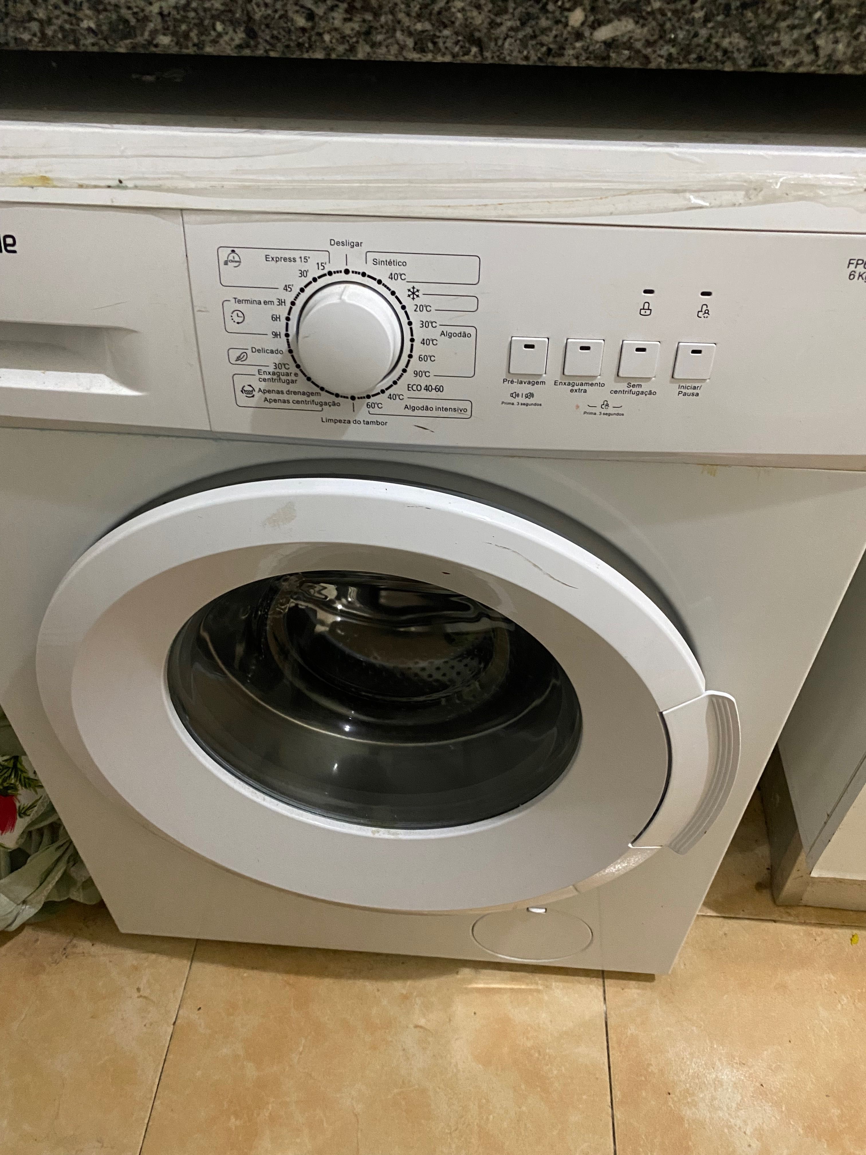 Frigorífico, máquina de roupa (p), fogão gás natural e termoacumulador