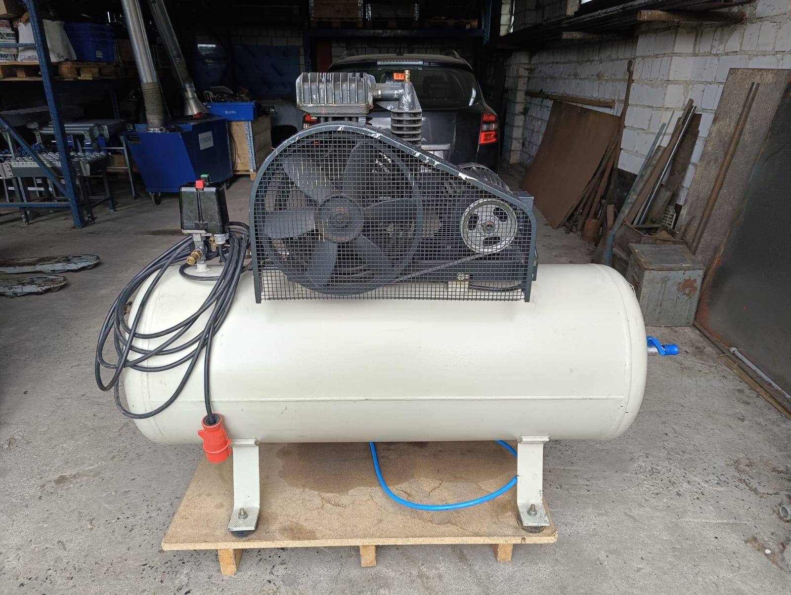 Kompresor sprężarka Schneider 4kW zbiornik 250l wydajność 650l/min.