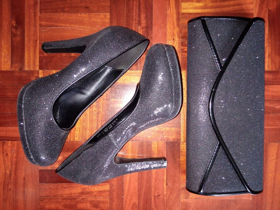 Sapatos salto e pochete gala