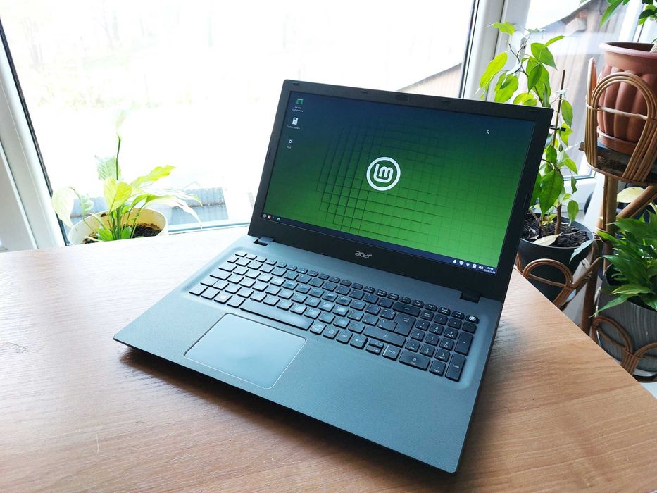 Laptop Acer E5-573-32DN i3-4005U 8GB 120GB Linux