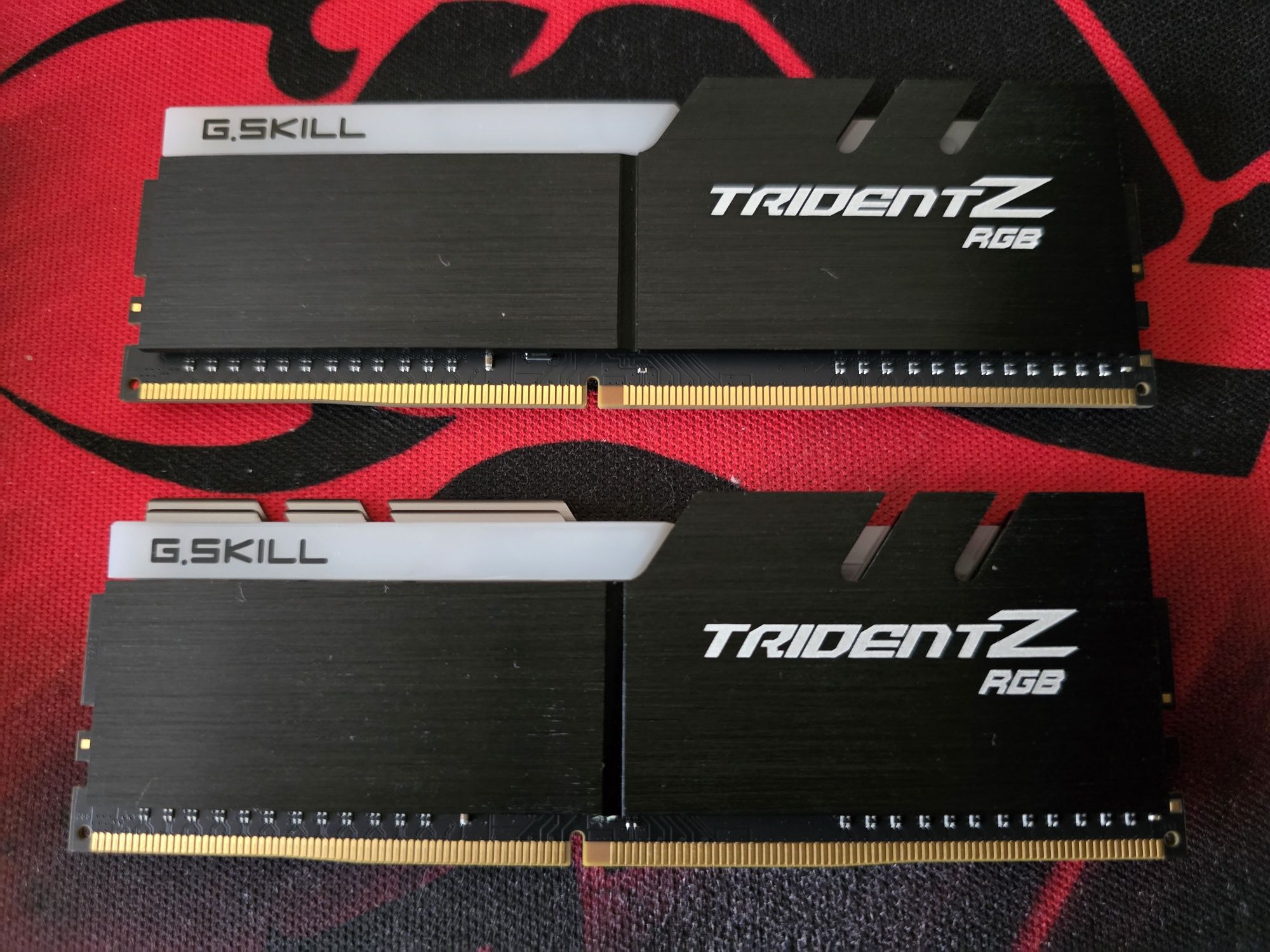 Kit de Memórias DDR4 G Skill RGB 2x8 16gb