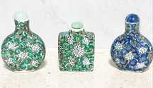 3 lindos frascos de rapé / snuff bottles asiáticos  em porcelana