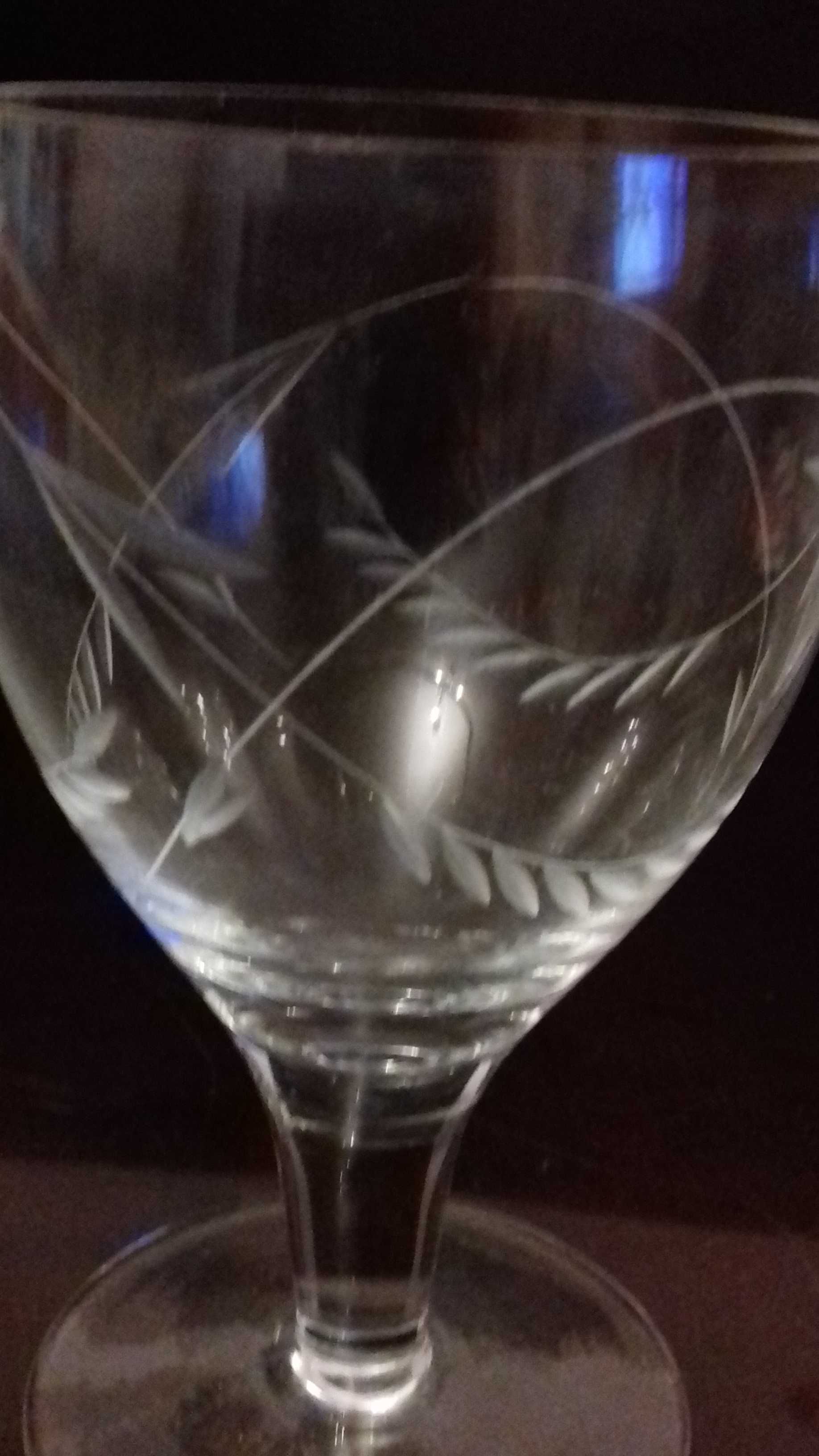 szlifowane szklane kieliszki do wina