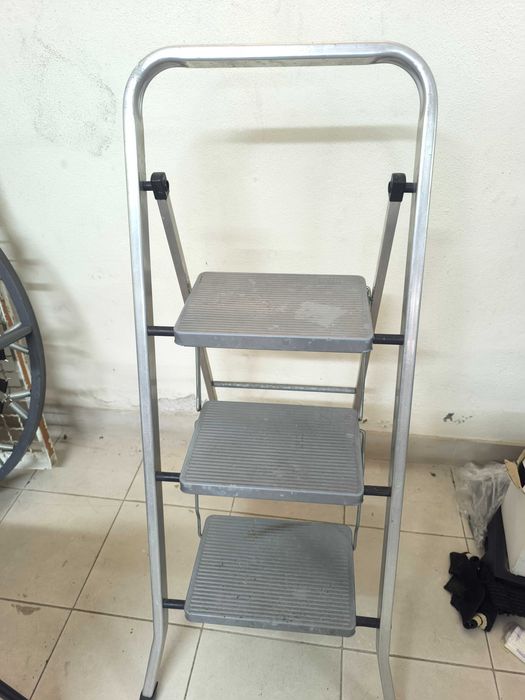 Escadote de 3 degraus superfície anti derrpante