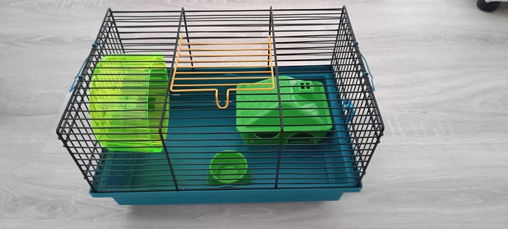 Klatka dla chomika z domkiem.